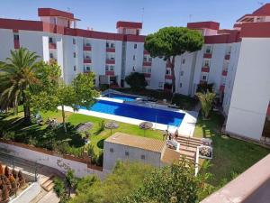 an aerial view of a building with a swimming pool at Apartamento con piscina in Matalascañas