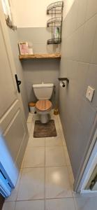 a bathroom with a toilet with a wooden seat at ORO 3-Piscine en résidence- Tennis-Wifi in Conca +13 photos