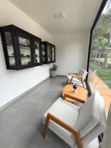 a living room with a couch and a table at Pousada Ibiza in Pirenópolis