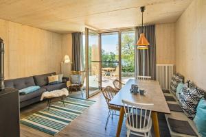 StubbenfeldeにあるSeehaus Söt Mine mit Saunaのソファとテーブルのあるリビングルーム
