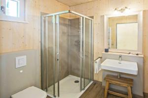 StubbenfeldeにあるSeehaus Söt Mine mit Saunaのシャワーと洗面台付きのバスルーム +26枚の写真