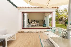a living room with a table and a mirror at Villa Margaritta in Sintra