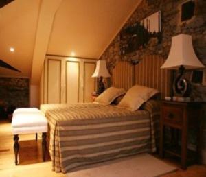 A bed or beds in a room at Hotel Rural Casa Xusto