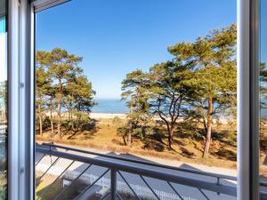 Villa Strandperle Wohnung 28/29 Bansin في بانسين: منظر على الشاطئ من النافذة