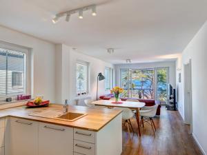 Villa Strandperle Wohnung 28/29 Bansin في بانسين: مطبخ مع حوض وطاولة في الغرفة