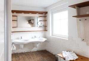 une salle de bain avec un lavabo et un miroir dans l'établissement Meerferienhaus - Haus Schlehenweg, à Zinnowitz 15 autres photos