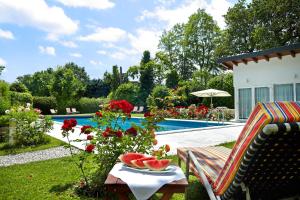 Bazén v ubytování Hotel Hirschen in Freiburg-Lehen nebo v jeho okolí
