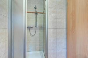 a shower in a bathroom with a white tub at Ferienhaus "Seestern" in Karlshagen +15 photos