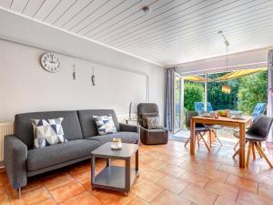 特拉森海德Bungalow Jonas的客厅里有一张沙发和一张桌子。