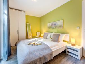 Postel nebo postele na pokoji v ubytování Residenz am Balmer See - BS 06 mit Wellnessbereich
