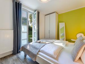 Postel nebo postele na pokoji v ubytování Residenz am Balmer See - BS 06 mit Wellnessbereich
