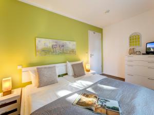 Postel nebo postele na pokoji v ubytování Residenz am Balmer See - BS 06 mit Wellnessbereich