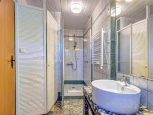 un baño con lavabo y ducha en Bungalow Konrad, en Trassenheide 5 fotos más