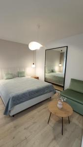 Posteľ alebo postele v izbe v ubytovaní 120 w 5 gwiazdowym ROYAL TULIP SAND 200 m od plaży DOBRUK APARTAMENTY + 37 fotografií