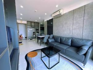 Et opholdsområde på Hue Oi Homestay - Spacious 2-Bedroom Apartment with Balcony and Pool + 32 billeder