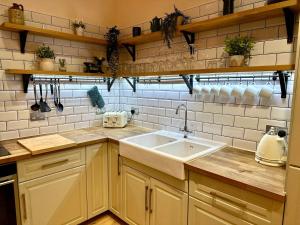 Kuchyň nebo kuchyňský kout v ubytování City Centre Loft Apartment