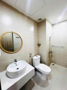 Et badeværelse på Hue Oi Homestay - Spacious 2-Bedroom Apartment with Balcony and Pool