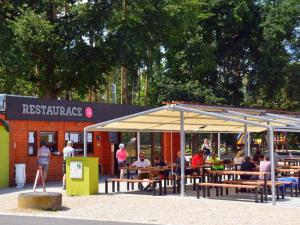 Restaurace v ubytování Holiday Home Treehouse 1 by Interhome