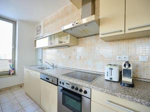 Η κουζίνα ή μικρή κουζίνα στο Apartment Čertovka-4 by Interhome