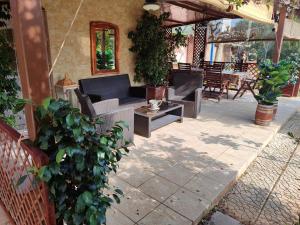 Posezení v ubytování George's family friendly maisonette with great exterior