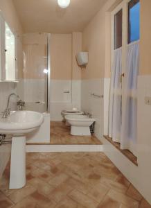 フォリーニョにあるcasaRegina b&b in collinaの洗面台とトイレ付きのバスルーム +38枚の写真