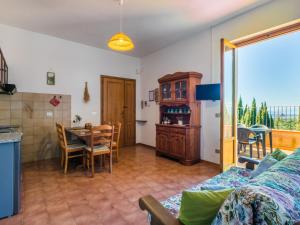 Η κουζίνα ή μικρή κουζίνα στο Apartment San Vivaldo- Nr- 11 by Interhome