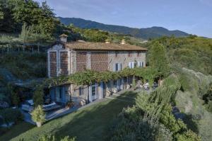 una vista exterior de una gran casa de piedra en una colina en Luxury Pool Villa Oliveto, en Ciciana