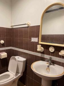 Bilik mandi di WJV Inn Peneyra Road