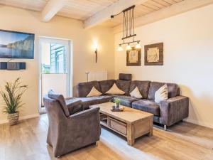 Ruang duduk di Holiday Home Wattenmeer by Interhome