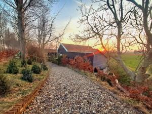 a gravel driveway in front of a house at De Rusthut in Wolphaartsdijk