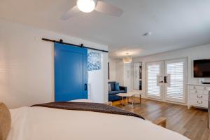 een slaapkamer met een groot bed en een blauwe deur bij Underwater Cabana at Custom House Inn in Key West