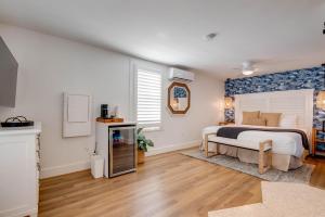 een slaapkamer met een bed en een blauwe muur bij Underwater Cabana at Custom House Inn in Key West
