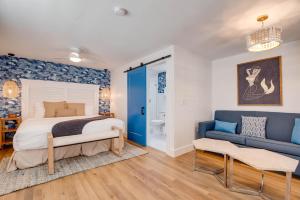 een slaapkamer met een bed en een bank bij Underwater Cabana at Custom House Inn in Key West +17 foto's