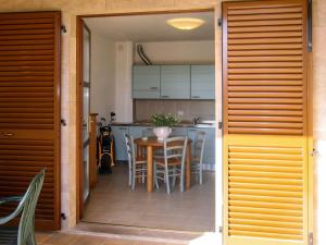 Una cocina y un comedor con mesa y sillas. en Apartment Cosmopolitan Golf - TIR280 by Interhome, en Tirrenia