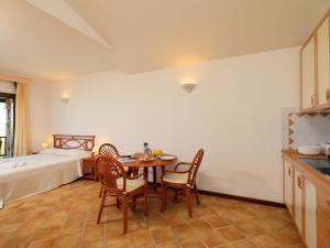 Ένα ή περισσότερα κρεβάτια σε δωμάτιο στο Holiday Home Dalia 14 - Vista Village by Interhome +23 φωτογραφίες