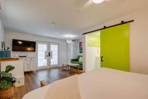 um quarto com uma cama grande e uma porta verde em Chicken Run at Custom House Inn em Key West
