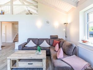 una sala de estar con un sofá y una mesa en Holiday Home Wolken Blick by Interhome, en Dagebüll