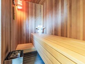 Habitación con bolera con máquina en Holiday Home Wolken Blick by Interhome, en Dagebüll