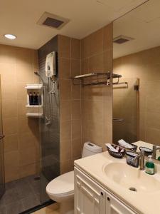 une salle de bains avec toilettes, lavabo et douche dans l'établissement The Central Bangkok Station1, à Bangkok