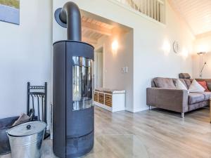 sala de estar con chimenea y sofá en Holiday Home Wolken Blick by Interhome, en Dagebüll