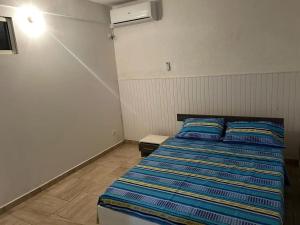 Ένα ή περισσότερα κρεβάτια σε δωμάτιο στο Appartement convivial à Bouillante de 66 m²