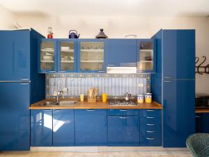 Η κουζίνα ή μικρή κουζίνα στο Holiday Home Laura - DOL281 by Interhome