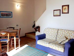 ein Wohnzimmer mit Sofa und Tisch in der Unterkunft Apartment Linearis E by Interhome in SantʼAppiano