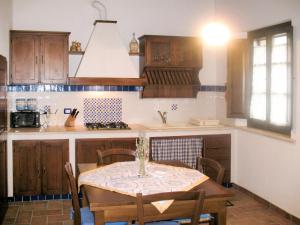 eine Küche mit einem Holztisch und einem Tisch und Stühlen in der Unterkunft Apartment Linearis E by Interhome in SantʼAppiano