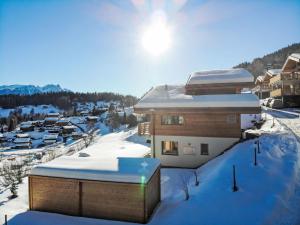 オヴロナにあるChalet La Luna by Interhomeの雪屋根の家