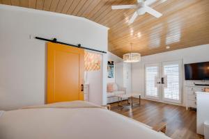 een slaapkamer met een bed en een plafondventilator bij Citrus Queen at Custom House Inn in Key West +18 foto's