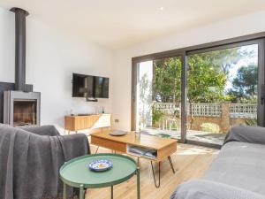 een woonkamer met een bank en een tafel bij Holiday Home La Manzaneta by Interhome in Calonge