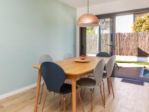 een eetkamer met een houten tafel en stoelen bij Holiday Home La Manzaneta by Interhome in Calonge +19 foto's