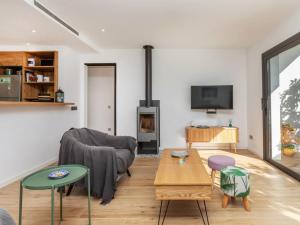 een woonkamer met een bank en een tafel bij Holiday Home La Manzaneta by Interhome in Calonge