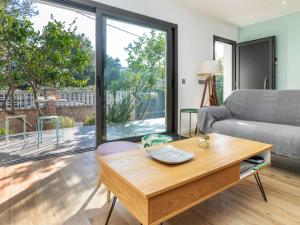 een woonkamer met een bank en een tafel bij Holiday Home La Manzaneta by Interhome in Calonge